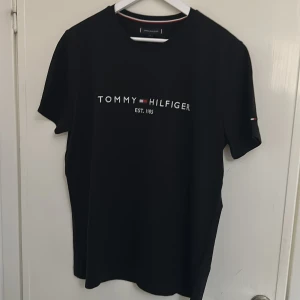 Tommy hilfiger tshirt  - säljer en helt ny tommy hilfiger tshirt som jag fick i present. tröjan är storlek L men slimfit. den är värd 450kr