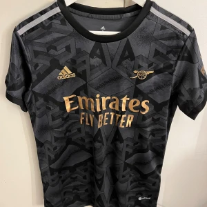 Arsenal tshirt - Säljer arsenal bortaställ 22/23, s (herrstorlek) då jag köpt en ny som passar bättre, aldrig använd