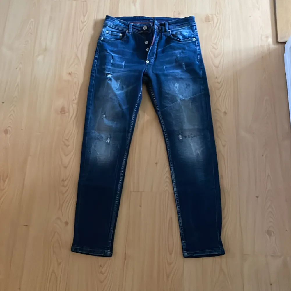 Hej säljer dessa DSQ2 Jeans som jag inte använder längre. Det är strl S och jag har haft de i ett halvår cirka. Köptes för 4499:- och säljer dessa för 1899:-. Priset är relativt lågt för så bra pris eftersom jag inte använder de längre. Passa på!!! . Jeans & Byxor.