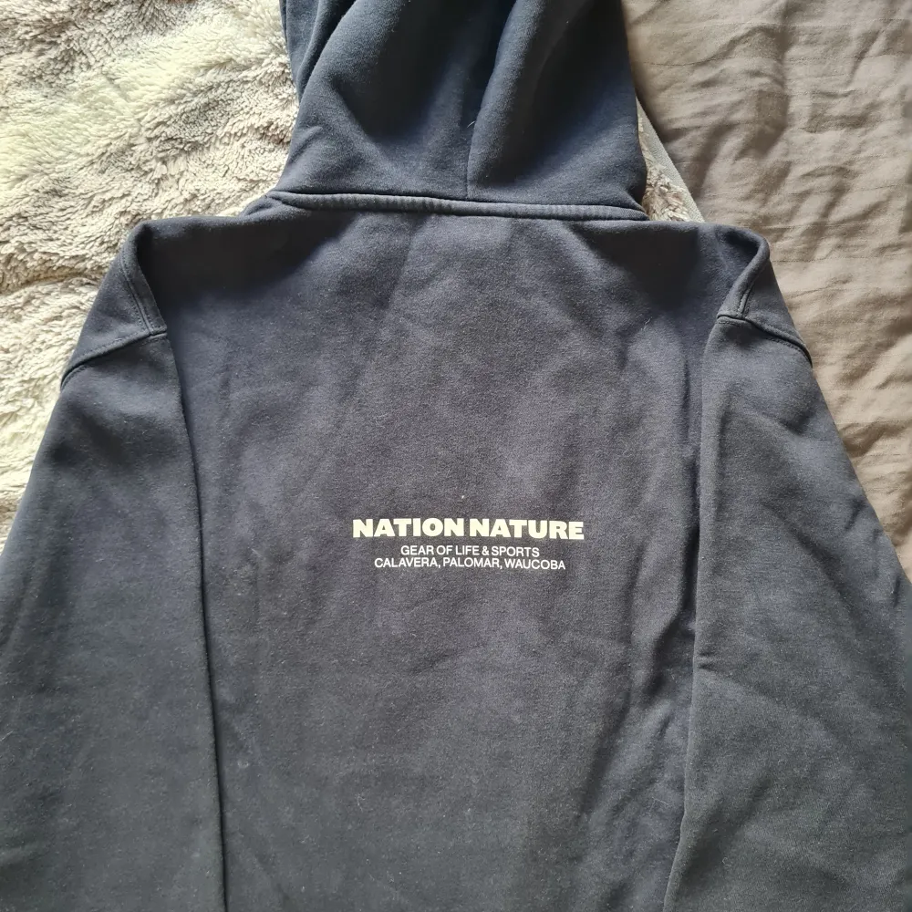 Navy blå hoodie från HM. Fin skick. Hoodies.