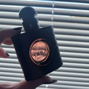 Parfym - Black opium 30ML Helt oanvänd