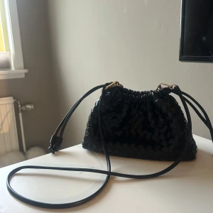 Handväska - Flätad väska från Hunkemöller, lagom storlek för en vanlig handväska. Används sparsamt så är i fint skick