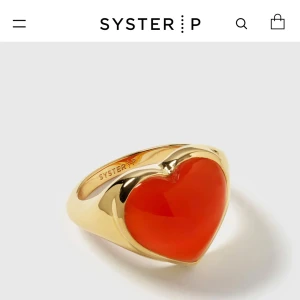 Ring syster P - Världens finaste ring från syster P ”La La Love big heart cornelian”. Har nästan aldrig använt den, så bra skick. Ny pris 2199kr. Kartong ingår ej.