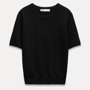 Stickad T-shirt - Super söt, inga defekter! St S men passar som XS/S Kommer tyvärr inte till användning 