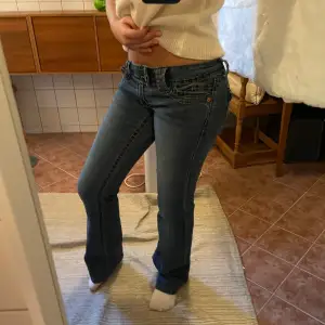 Lågmidjade jeans med cool ficka. Köpta i New York för 70$. Super fint skick, knappt använda. Pris kan diskuteras! 💗