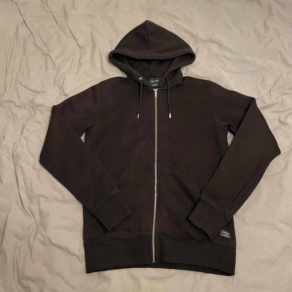 Säljer en svart snygg Jack & Jones zip hoodie. Hoodien är använd en del, inga defekter förutom att den är luddrig men funkar fortfarande utmärkt! Säljer för endast 149kr! Kontakta vid minsta intresse!. Hoodies.