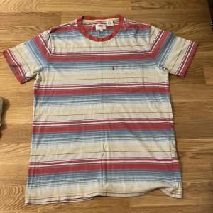 Levis tröja - Storlek: S Märke: Levis Använd ett par gånger men är för liten 