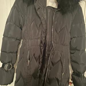 Vinterjacka - Säljer min vinterjacka från Bubbelroom, är nästan inte alls använd. 