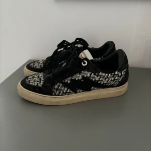 Sneakers - Zadig Voltaire skor i storlek 40🩷 Använda men i gott skick🩷 Köpa för 3000kr säljer för 2000🩷 möter inte upp🩷