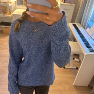 Stickad tröja💙 - Väldigt söt stickad tröja ifrån Vera moda💙 i bra skick och är i storlek s men skulle säga att den passar som xs också🙏🏼