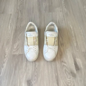 Valentino Open - Hej, säljer nu dessa Valentino Opens i storlek 37,5. De är i bra skick. Bara att höra av dig för fler bilder/frågor