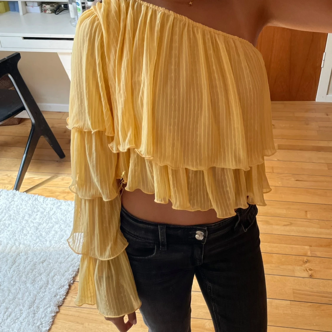 One shoulder volangtopp