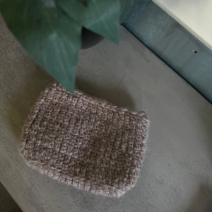 Virkad necessär - Virkad Necessär med innefoder och knapp. Mått: 12x18
