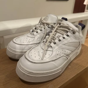 Vita Eytys - Hej! Säljer dessa vita Eytys som jag använt ca 3 gånger då det var fel storlek för mig.. Mycket bra skick och nästan helt rena men kan även tvätta upp lite innan leverans! Nypris 2400, finns inga hål eller slitningar på varken insida eller utsid🤍