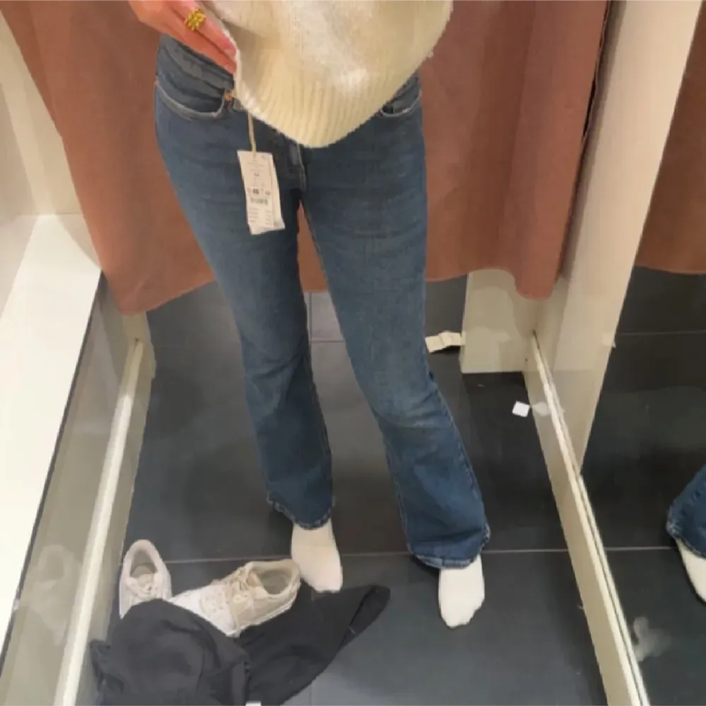 Säljer low wist jeans från Gina  Säljer även dessa i svarta också!! . Jeans & Byxor.