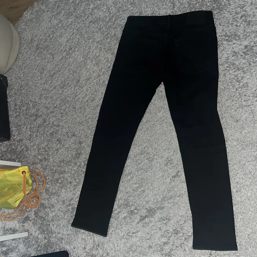 Säljer dessa feta Jack and Jones jeans som är på toppskick. De är använda ett par gånger fast de har mycket kvar på sig. De kommer utan ett ända märke.. Jeans & Byxor.