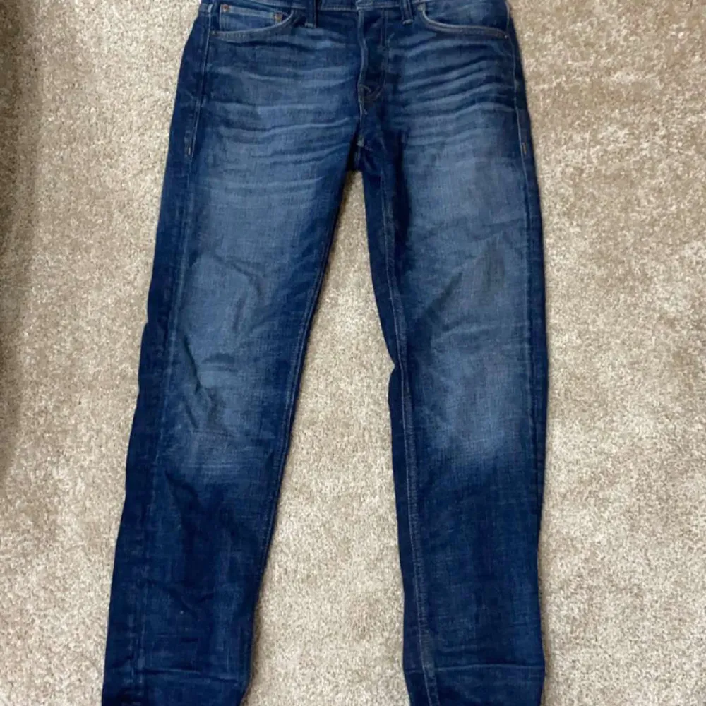 Säljer nu dessa Jack and Jones jeansen då dom har blivit för små i storleken. Bra skick och inga skavanker!. Jeans & Byxor.