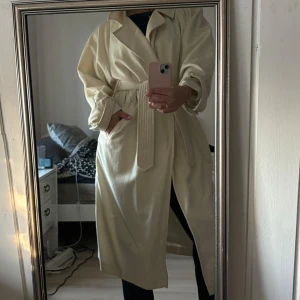 krämvit kappa  - jättensygg krämvit/beige kappa från hm i storlek 38, perfekt nu till hösten!!  kom gärna privat för mer info och bilder💗💗😊