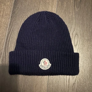 Moncler mössa - Tjena, säljer nu min äkta moncler mössa då jag inte tyckte jag passa så bra i den, nästan helt ny enda nackdelen är att jag inte har något kvitto där av priset, om ni undrar något är de bara att skriva svarar alltid så fort jag kan💯💪