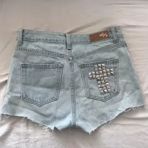 Säljer dessa jeans shorts med ett kors i nitar på bakfickan, fint skick 💗