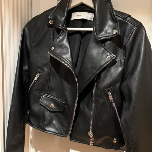 Skinnjacka Behrska - Svart skinnjacka i konstläder