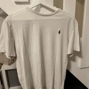 POLO RALPH LAUREN  - Vit T shirt POLO RALPH LAUREN   använd, storlek s 