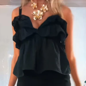 Fest topp - Super snygg festtopp. Använd 1 gång! Finns ej längre på zara🖤🖤