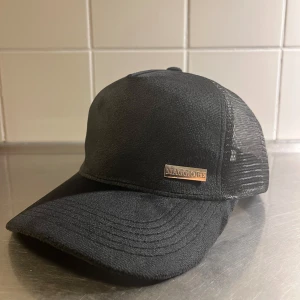 Velvet Keps MAGGIORE - Säljer nu denna MAGGIORE keps för den aldrig används. Det är en keps i väldigt hög kvalitet, gjord med extremt bra material. Det är knappast använd vilket är synd men den kommer användas mycket mer hos en ny ägare. Skriv om du har någon fråga/bud! 