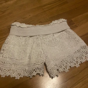Vita spetsshorts  - Jätte gulliga vita spets shorts som går att vika ned eller ha som de är, i nyskick endast använda en gång då de var för stora på mig🩷