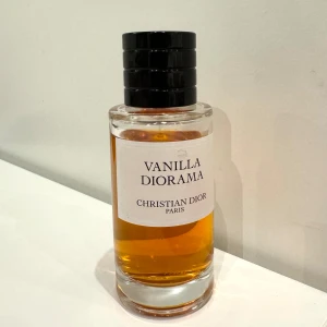 Vanilla Diorama - Christian Dior Paris - Exklusiv parfym från Christian Dior som är unisex.  Exklusiv Unisex Eau de Parfum parfym från Christian Dior med ambra- och gourmand noter.   Parfym har enbart använts ett fåtal gånger!   40 ml.