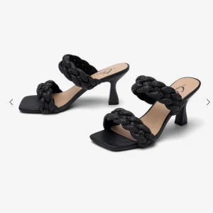 Klackskor  - Hej! Jag säljer mina klackar från Skopunkten, svarta glittriga, storlek 38. Väldigt bekväma, endast använda fåtal gånger, nyskick 👠