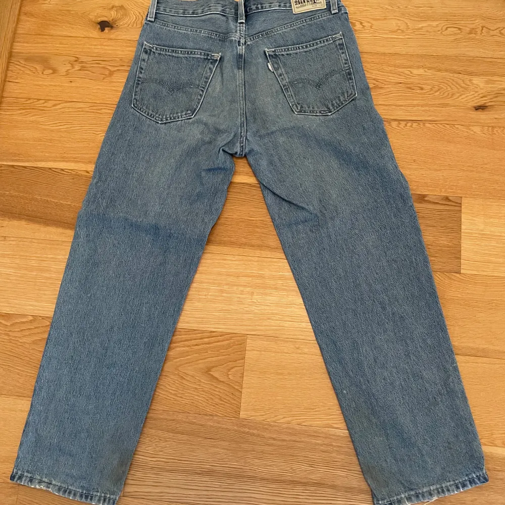 Ett par ljusblåa SilverTabs i storlek 29/30 fortfarande bra skick, lite kantstötta vid ändarna annars helt fel fria skick 8/10 köpta för 1400 kr säljes av mig för 399. Jeans & Byxor.