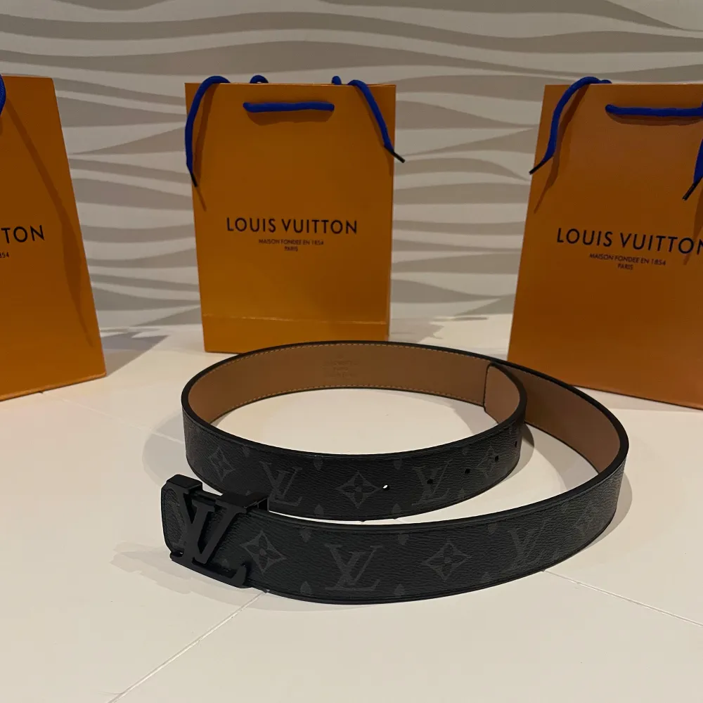 FÅ KVAR! LOUIS VUITTON BÄLTEN, LV PACKETET MEDFÖLJER! Har du några frågor hör gärna av dig.. Accessoarer.