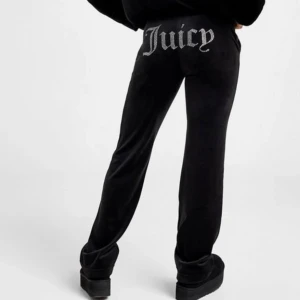 Svarta mjukisbyxor från Juicy Couture - Säljer sånna här juicy byxor med diamanter💞Tyvärr är dom förstora för mig och därför säljer jag dom💞Ser inga defekter, köpte för 1200kr💞Skriv för fler bilder!! Pris kan diskuteras 