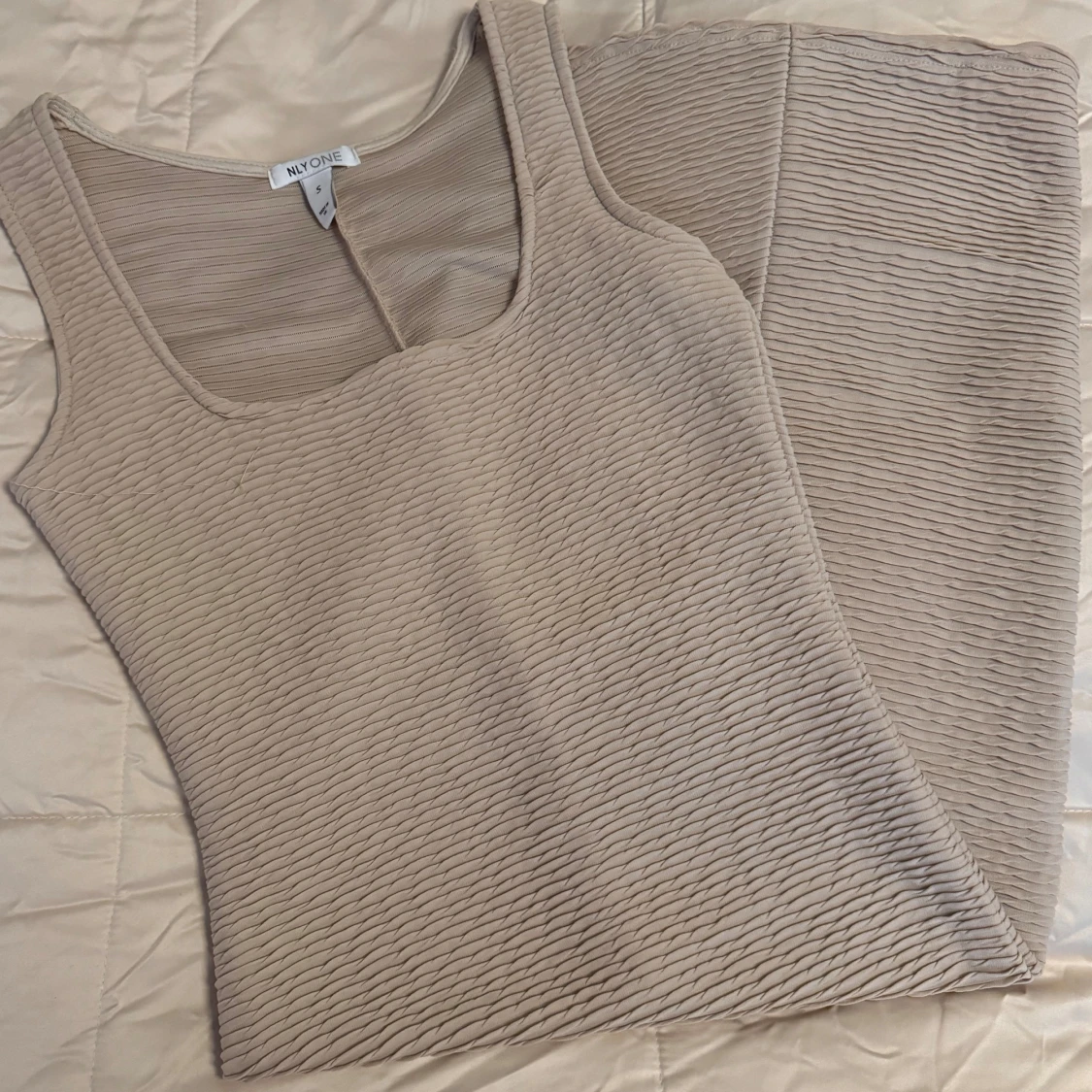 Figurnära klänning från Nelly strl S.