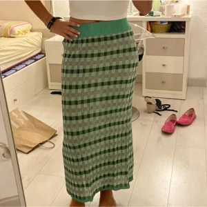 Mango kjol grön - Populär grön mango kjol som inte går att få tag på online längre! Därav priset💕🫶 jag är 174cm