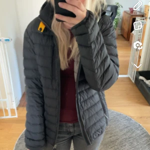 Jacka pj - Parajumper från kidsbrandstore, knappt använd och har inga defekter vad jag har sett. Nypris 4800kr. Passar tjej och kille då det är ungdomsstorlek (stl 16år) är lite stor för mig och är 165. 