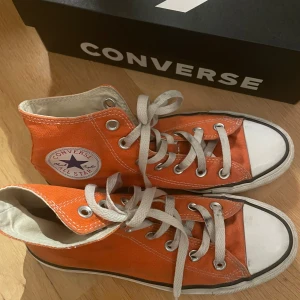 Converse all star - Använda Oranga Converse allstar. De är i bra skick men är givetvis synligt använda. Inga stora skador förutom helt vanligt slitage. 
