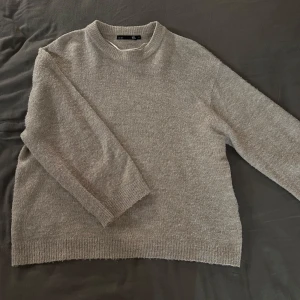 Beige stickad - Mysig beige stickad tröja i storlek S. Perfekt för kyliga höst- och vinterdagar. Tröjan har en avslappnad passform med långa ärmar och ribbade kanter. Superbekväm och lätt att matcha med olika outfits. 🧶✨