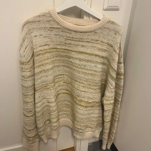 Beige stickad tröja från Zara - Säljer en supermysig beige stickad tröja i storlek XL från Zara. Perfekt för kyliga dagar med sin mjuka och bekväma passform. Tröjan har en avslappnad stil med långa ärmar och en rund halsringning. 