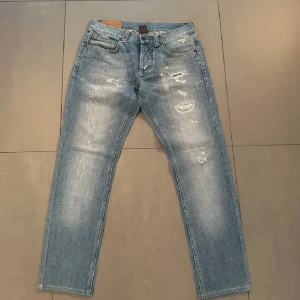 Dondup Jeans - Säljer dessa snygga dondup jeans som är i optimalt skick, säljer för jag köpte fel storlek! ny pris ligger runt 3000!Skriv om ni har frågor