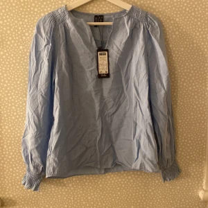 blå blus -  blå blus från vero moda i storlek xs, prislapp kvar och aldrig använd💓nypris 349kr💘💘