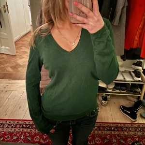 Grön långärmad tröja från Esprit - Säljer en snygg grön långärmad tröja från Esprit i bra skick, i storlek XS men funkar även som S. Den har en v-ringad hals och är perfekt för både höst och vår. Tröjan är bra skick då den nästan aldrig blivit använd pytteliten defekt på sista bilden inget man ser vid användning. Säljs för att den inte kommer till användning.💕