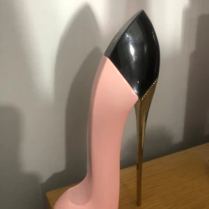 Good Girl Blush Eau de Parfum - Säljer en superfin Good Girl Blush Eau de Parfum från Carolina Herrera. Perfekt för att ge en lyxig touch till din parfymkollektion! 💖Bara testat den en gång men tyckte att doften inte passade mig. 30ml köpt för 700kr helt ny🩷