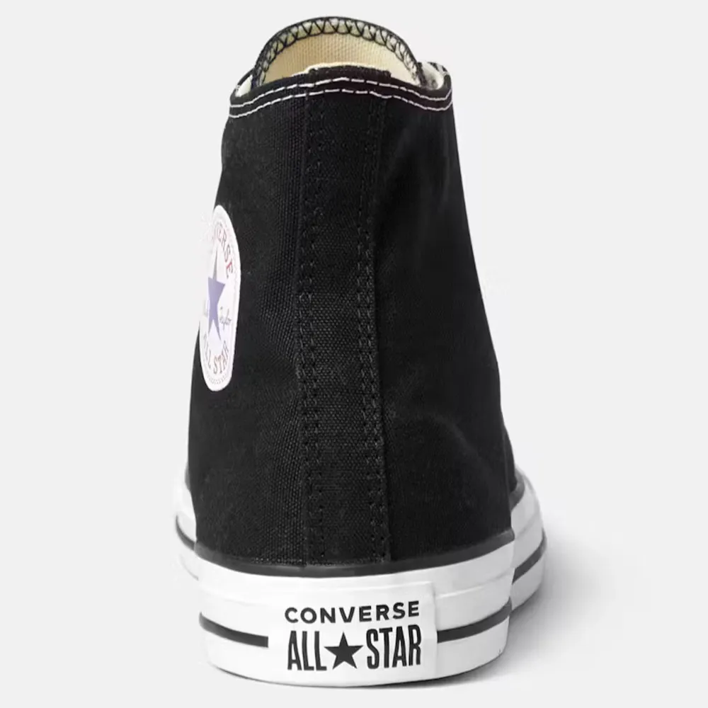 Klassiska svarta Converse All Star i canvas med hög snörning och vit sula. Perfekta för en avslappnad stil och passar till nästan allt. De har den ikoniska loggan på sidan och är i mycket bra skick. Perfekta för både vår och höst!. Skor.