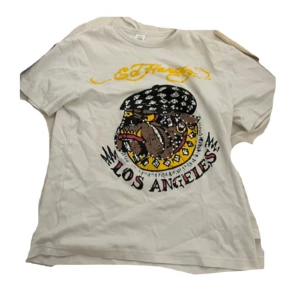 Ed Hardy T-shirt😍🤗 - Säljer en såå cool ed Hardy T-shirt med tryck och rhinestones. Passar från S-L. Alla stenar kvar!🤗🤍Skriv vid frågor!