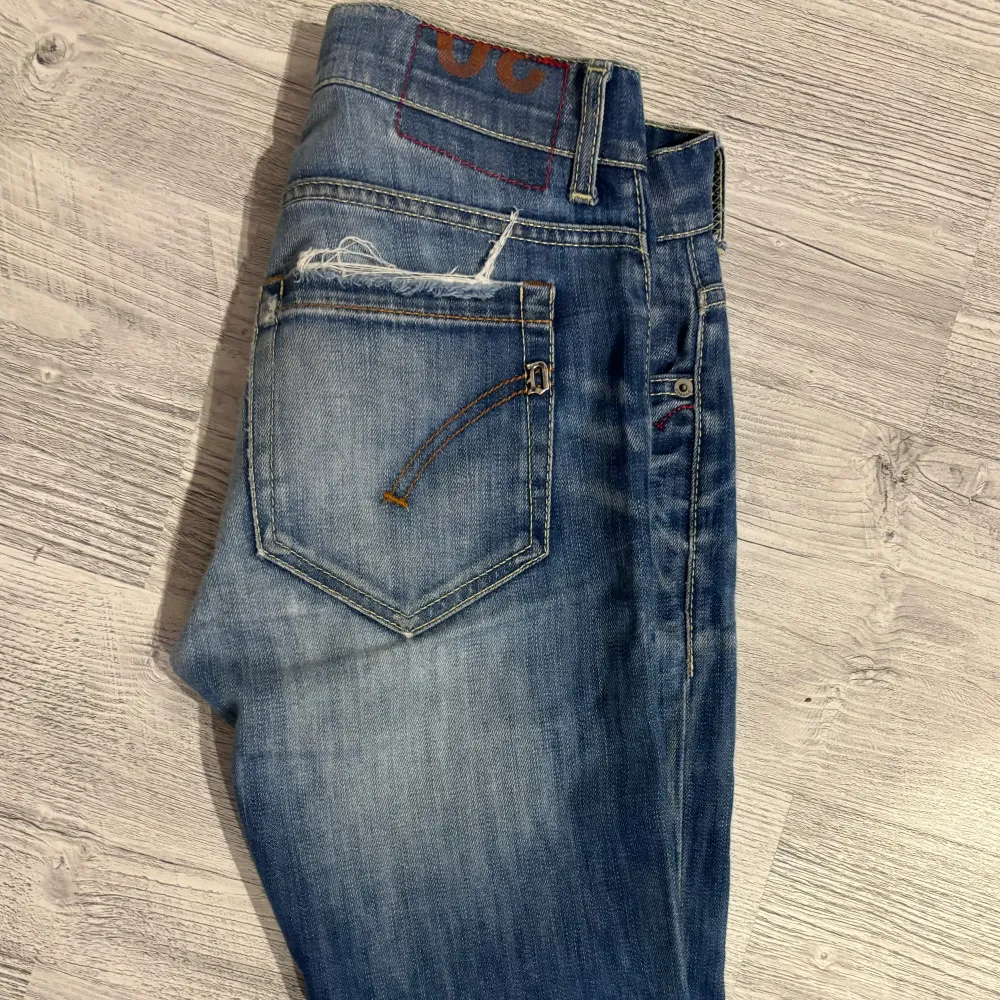 Otroligt snygga Dondup jeans i storlek 30, snygga slitningar osv. Hör av dig vid övriga frågor om byxorna!. Jeans & Byxor.