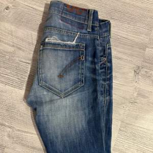 Otroligt snygga Dondup jeans i storlek 30, snygga slitningar osv. Hör av dig vid övriga frågor om byxorna!