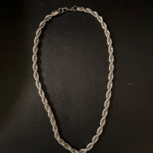Silver länk  - Säljer en snygg silver länk (rostfritt stål) tål att duschas/badas med nypris 2000kr mitt pris 549kr pris kan diskuteras vid snabb och smidig affär.