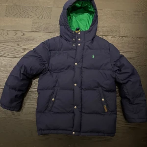 Ralph lauren jacka - Riktigt varm och nice Ralph Lauren jacka, perfekt till julen Skick 9,5/10 Nypris 4799 Mitt pris 1300 Storlek XS Passar runt 170-175 cm